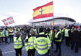 Agentes de policía frente a agricultores.