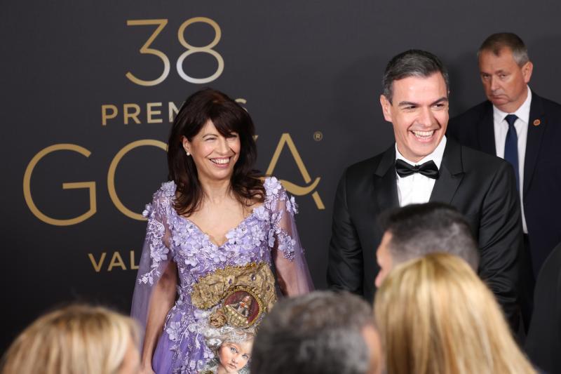 El presidente del Gobierno, Pedro Sánchez, junto a la ministra de Igualdad, Ana Redondo