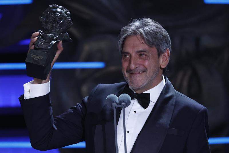 Julio Suárez recibe el premio a Mejor Diseño de Vestuario por la película 'La sociedad de la nieve'