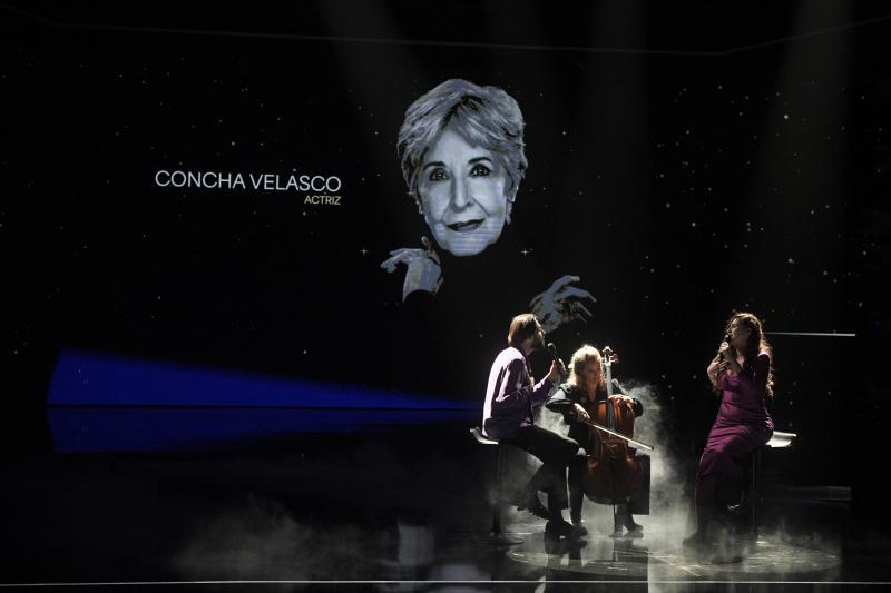 Los cantantes Salvador Sobral y Sílvia Pérez Cruz actúan durante el recuerdo a los actores y actrices fallecidos este año