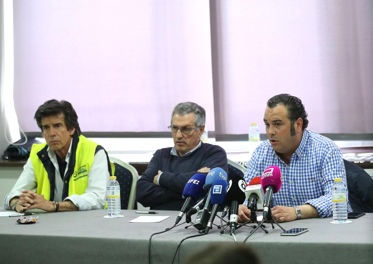 Imagen secundaria 1 - Arriba, los líderes de Plataforma en el Ministerio de Transportes para su reunión con Raquel Sánchez. Abajo, Manuel Hernández ofrece su primera rueda de prensa el 14 de marzo de 2022.