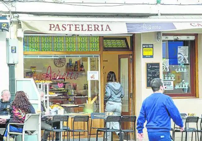 El exterior de la pastelería-cafetería Asuetto, donde los hermanos acudieron tras el crimen.