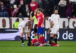 Álvaro Morata, tendido en el terreno de juego tras recibir un golpe en la rodilla derecha.