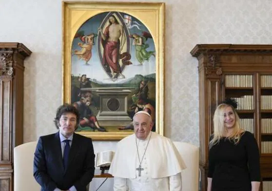 El Papa Francisco recibió a Javier Milei y a su hermana Karina durante una audiencia en la Ciudad del Vaticano.