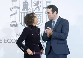 La vicepresidenta primera, María Jesús Montero, y el ministro de Economía, Carlos Cuerpo