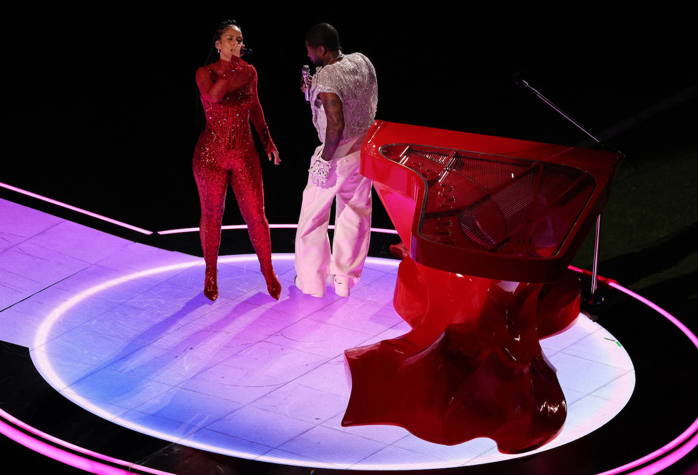 La actuación de Alicia Keys y Usher encandiló a los miles de espectadores que se dieron cita en Las Vegas. El cantante aprovechó para recordarle a su madre que le había prometido que un día actuaría en una Super Bowl. El rey del R&B no decepcionó a nadie.