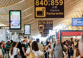 Pasajeros en el aeropuerto de Madrid-Barajas.