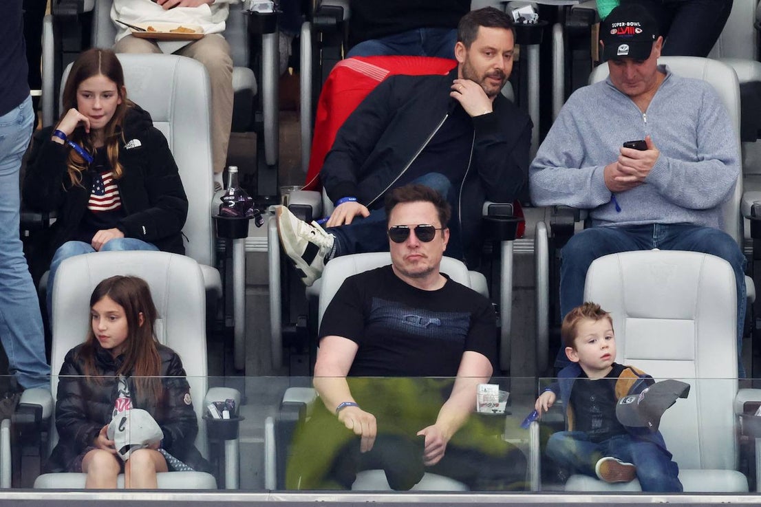 El magnate Elon Musk fue otro de los que no se quiso perder la Super Bowl LVIII que midió a los Kansas City Chiefs con los San Francico 49ers en el Allegiant Stadium de Las Vegas.