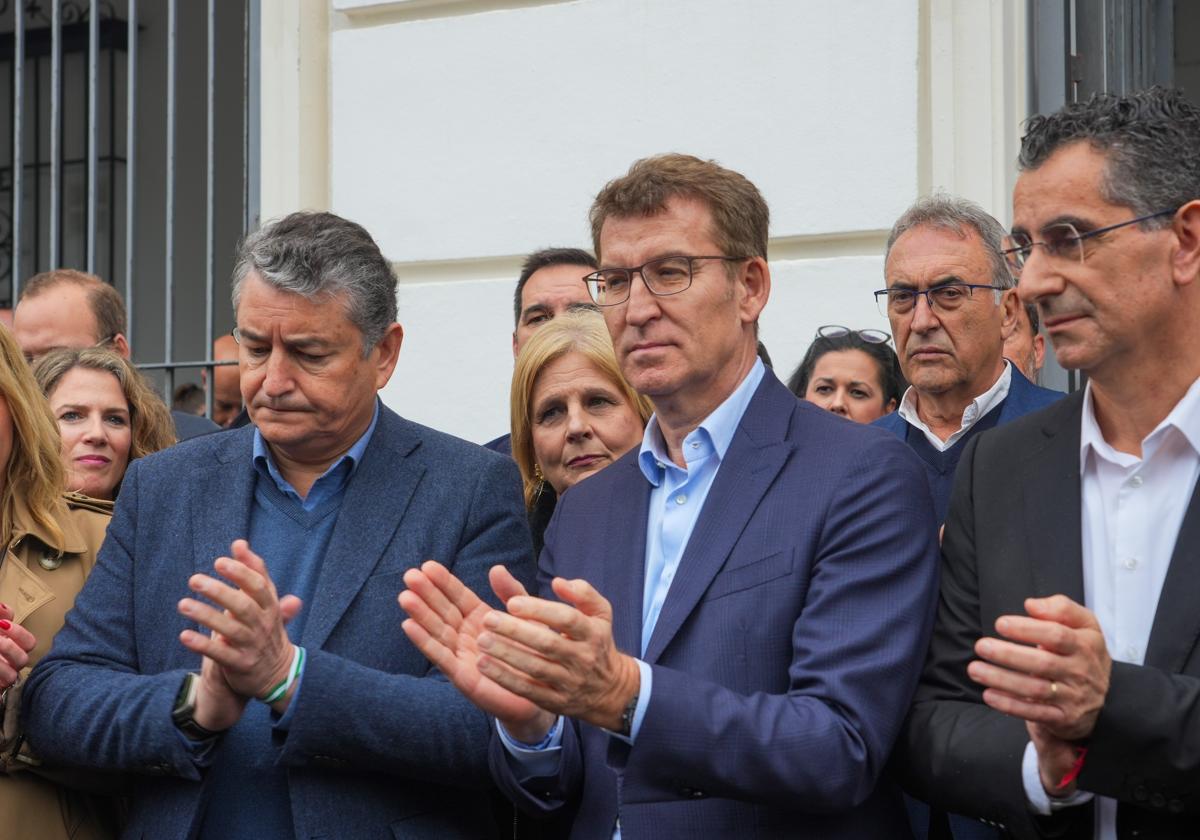 Alberto Núñez Feijóo participó este lunes en Barbate en el minuto de silencio en repulsa por la muerte de los dos guardias civiles,