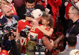 Travis Kelce y Taylor Swift se funden en un apasionado beso al término de la Super Bowl.