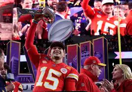 Patrick Mahomes levanta el trofeo Vince Lombardi que acredita a los Chiefs como ganadores de la Super Bowl por segundo año consecutivo.
