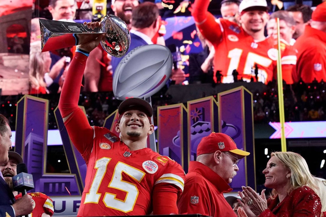Patrick Mahomes levantó por tercera vez el trofeo Vince Lombardi que acredita a los Kansas City Chiefs como campeones de la Super Bowl.