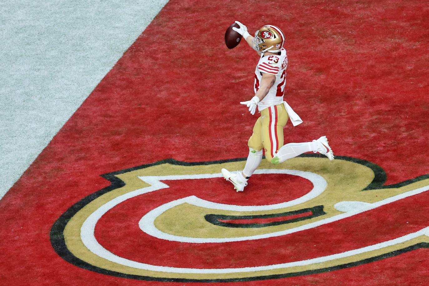 Christian McCaffrey, jugador ofensivo del año, firmó el primer touchdown para poner 10-0 por delante a los San Francisco 49ers a falta de 4:23 para el descanso.