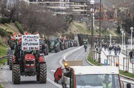 Decenas de tractores y otros vehículos agrarios causan problemas de tráfico en Gipuzkoa.