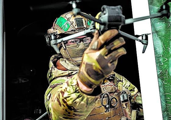 Un soldado ucraniano, con uno de los drones que su ejército utiliza en esta guerra.