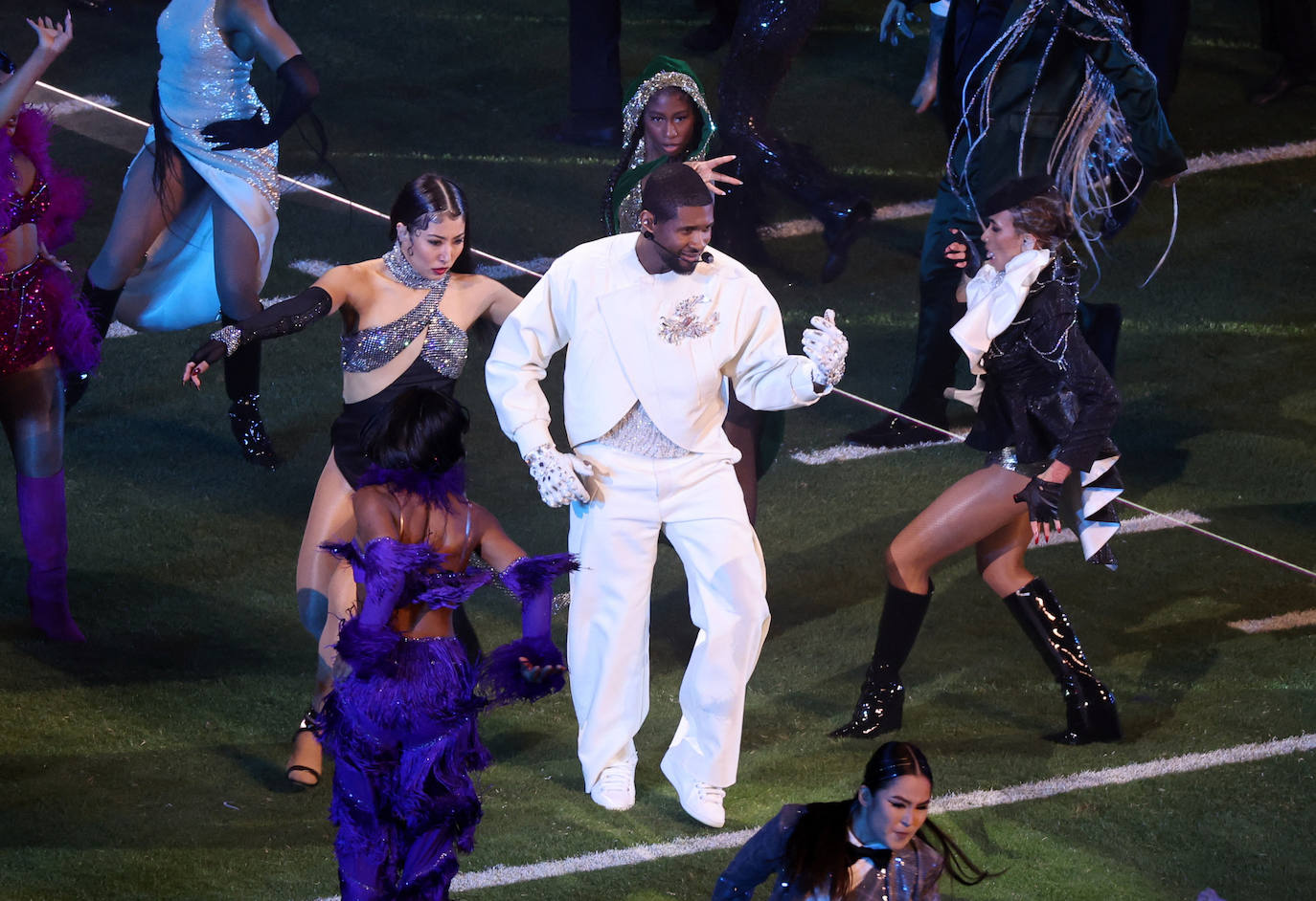 Usher protagonizó la actuación estrella en el descanso de la Super Bowl disputada entre los Kansas City Chiefs y los San Francisco 49ers en el Allegian Stadium de Las Vegas.