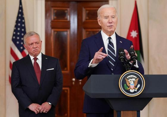 Biden con el rey de Jordania de fondo con gesto serio.