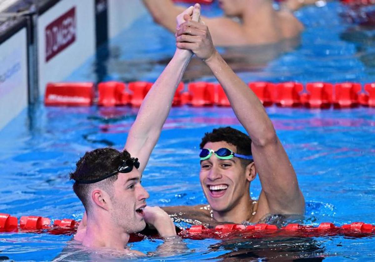 Hunter Armstrong y Hugo González, al término de la final de los 100 metros espalda.