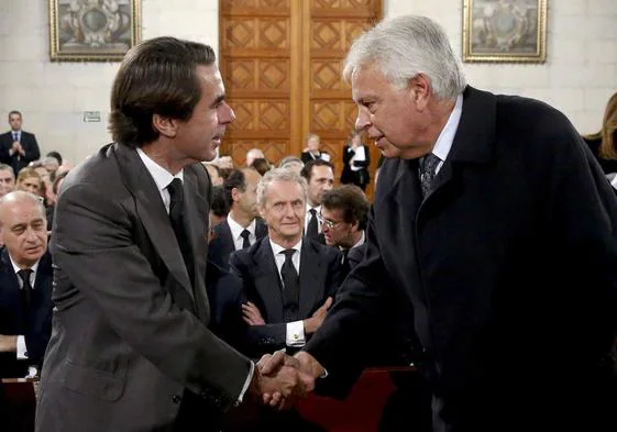Aznar saluda a Felipe González, con Morenés detrás de ellos, en 2014.