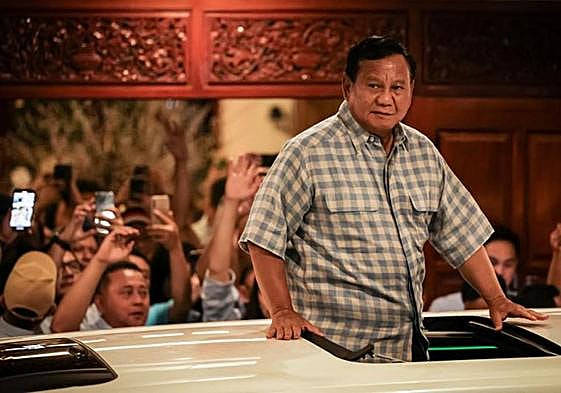 Prabowo Subianto saluda a sus seguidores desde un coche tras confirmarse su victoria.