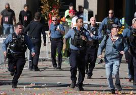 Policías se dirigen al lugar donde se produjeron los disparos tras la celebración de la victoria de los Kansas City Chiefs en la Super Bowl.