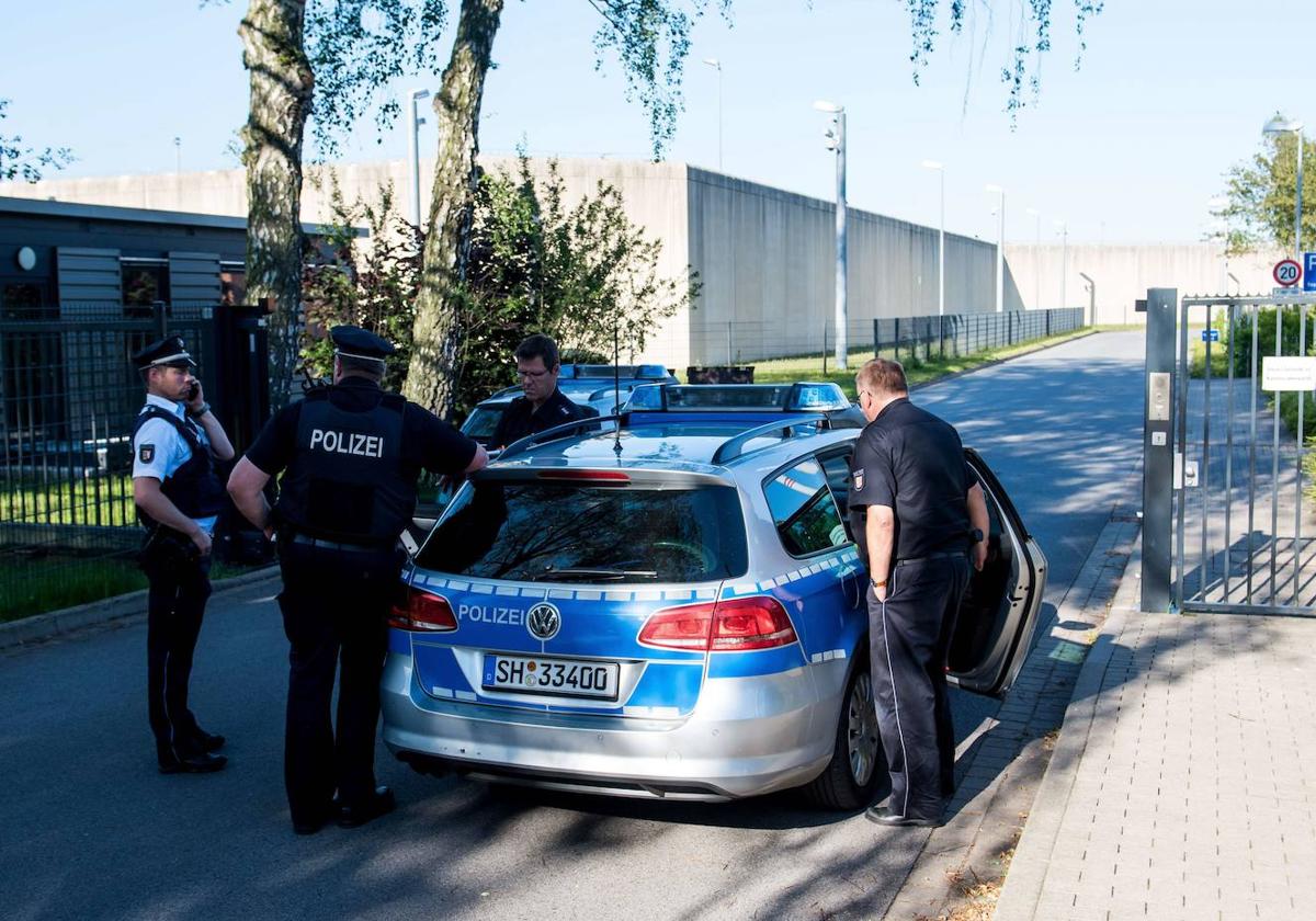 Una patrulla de la Policía alemana hace guardia frente a la prisión de Lübeck, en una imagen de archivo.