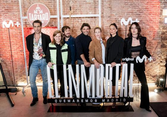 Jon Kortajarena, Emilio Palacios, Marcel Borràs, Álex García, Teresa Riott, María Hervás e Irene Esser, en la presentación de la serie.