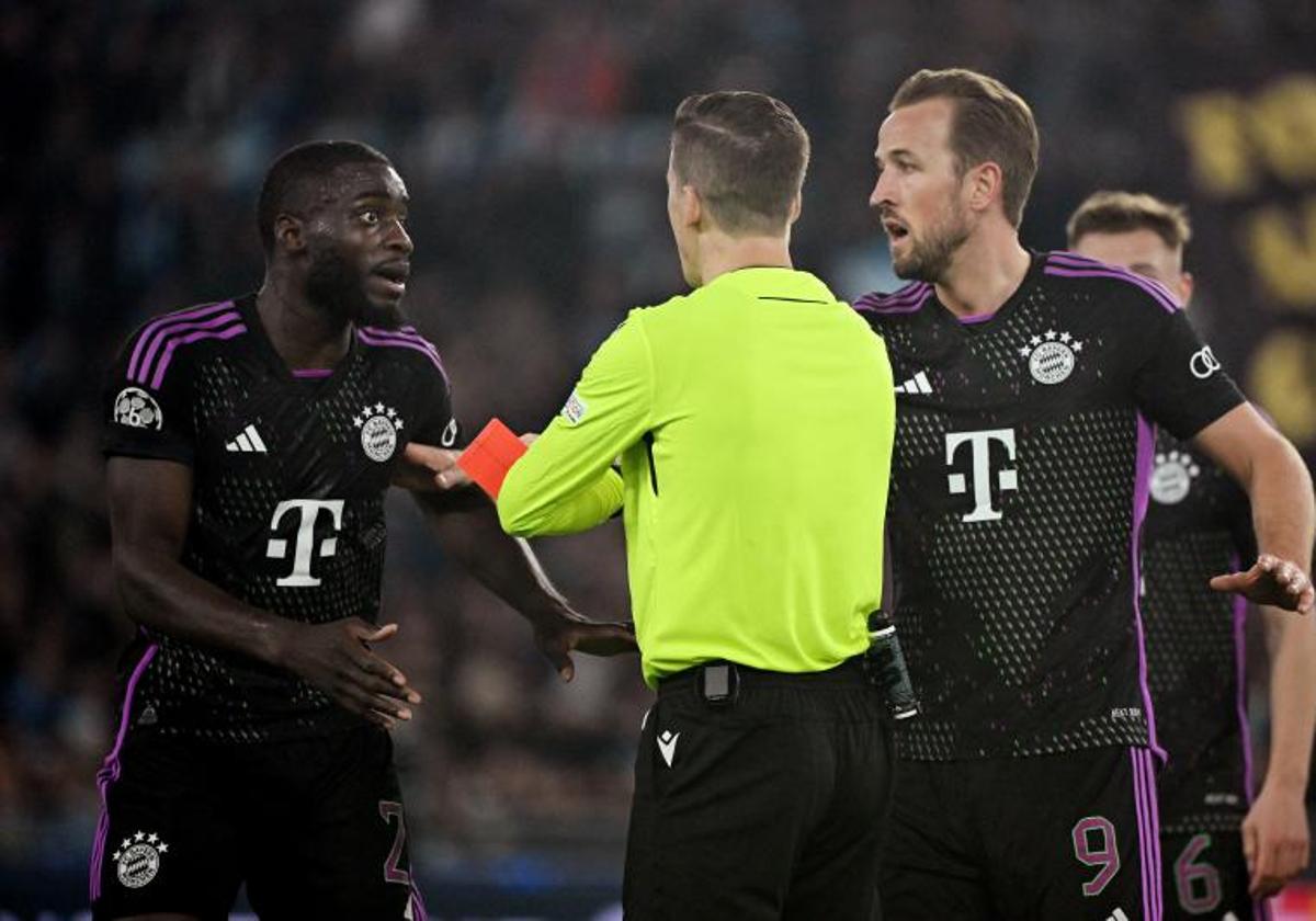 El ábitro muestra la roja directa a Upamecano ante la mirada de Harry Kane.