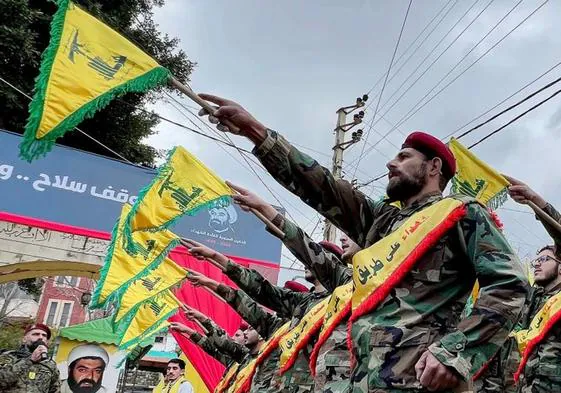 Combatientes de Hezbolá, en una ceremonia este jueves en la aldea libanesa de Jibshit, al sur de Beirut.