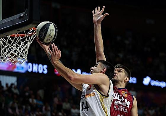 Deck penetra a canasta ante la oposición de Todorovic.