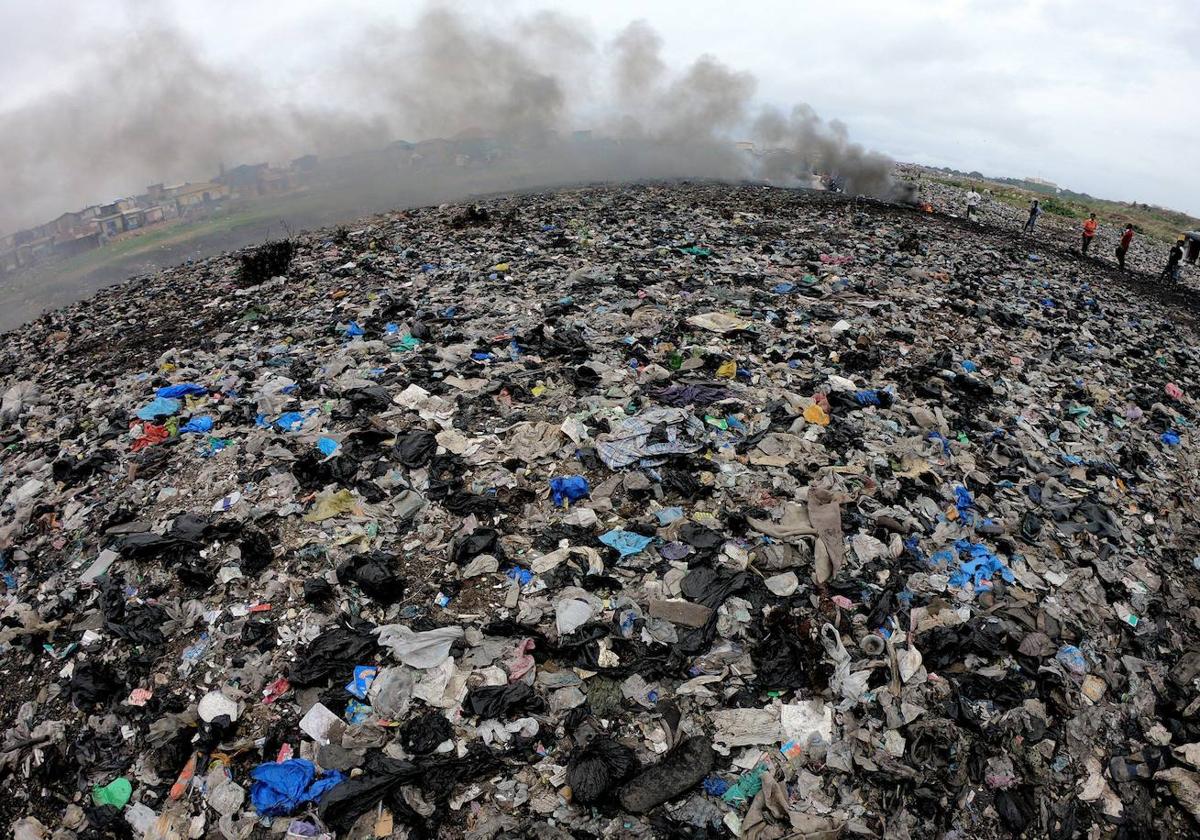 Vertedero de Agbogbloshie, barrio de Accra, capital de Ghana, considerado el mayor vertedero de basura electrónica del continente Africano.