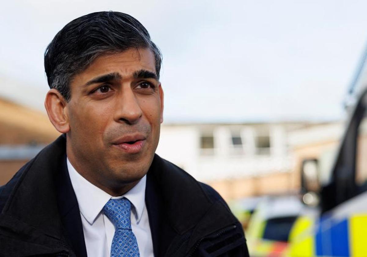 El primer ministro británico, Rishi Sunak, de visita este viernes en una comisaría de policía en Harlow.