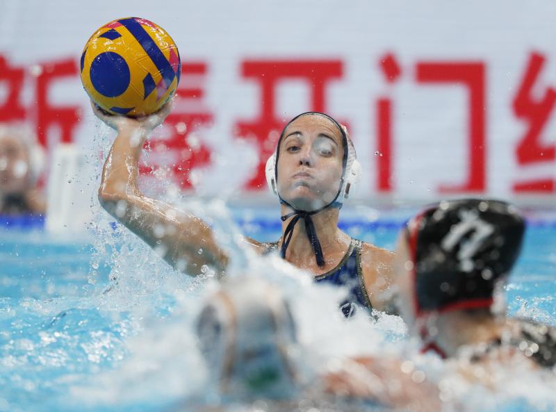 Anni Espar Llaquet en acción durante los cuartos de final de waterpolo femenino