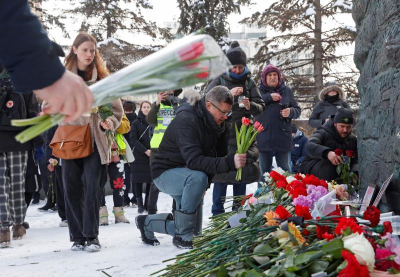 Decenas de personas participan en un homenaje en recuerdo a Navalni en Moscú.