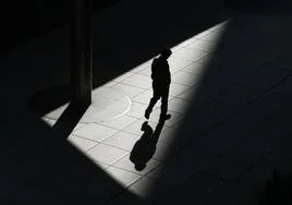 Una persona camina solo por una calle