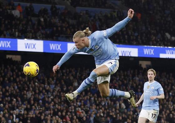 Erling Haaland remata a puerta durante el Manchester City-Chelsea.