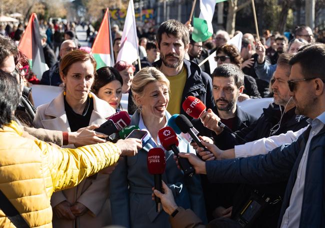 Los cinco ministros de Sumar, encabezados por Yolanda Díaz, participan en la manifestación.