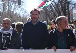 El ministro socialista Óscar Puente participa en la manifestación de este sábado en Madrid en defensa del pueblo palestino.
