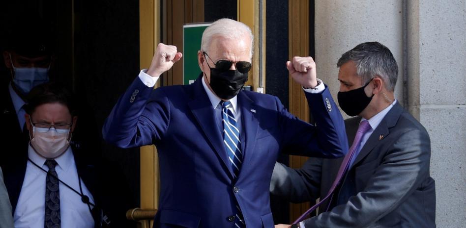 Joe Biden rutin tıbbi muayeneden çıktıktan sonra zafer jesti yapıyor.