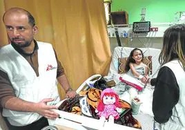 Sanitarios atienden a una niña en el Hospital Al Aqsa, en Deir al Balah.