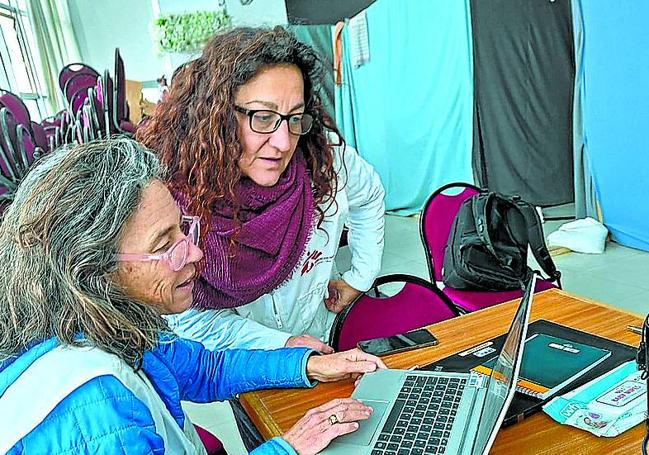 Carolina López, a la derecha, compara el drama que ha vivido en Gaza con el terremoto de Haití.