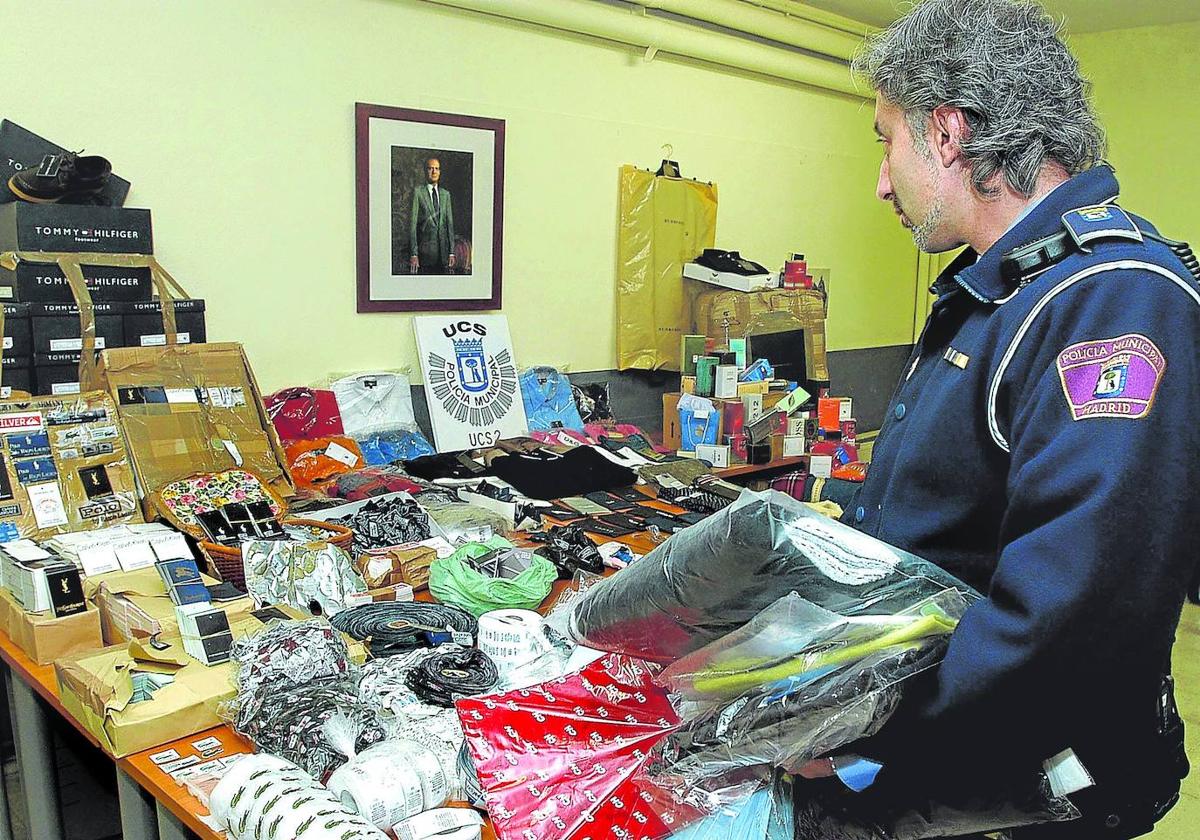 Artículos decomisados en una operación llevada a cabo por la Policía Municipal de Madrid.