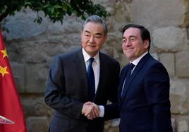El ministro de Asuntos Exteriores, José Manuel Albares, saluda en Córdoba a su homólogo chino, Wang Yi.