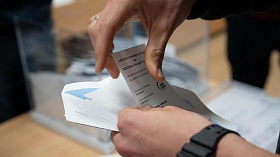 Elecciones Galicia, en directo: El PP revalida la mayoría absoluta, aunque pierde dos escaños