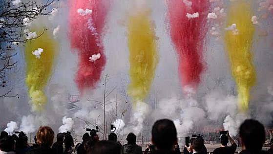 Madrid celebra su polémica mascletá entre miles de personas y algunas protestas