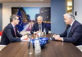 El ministro de Justicia, Félix Bolaños, durante el encuentro con el vicesecretario general del PP, González Pons, y el comisario de Justicia, Didier Reynders, en Bruselas