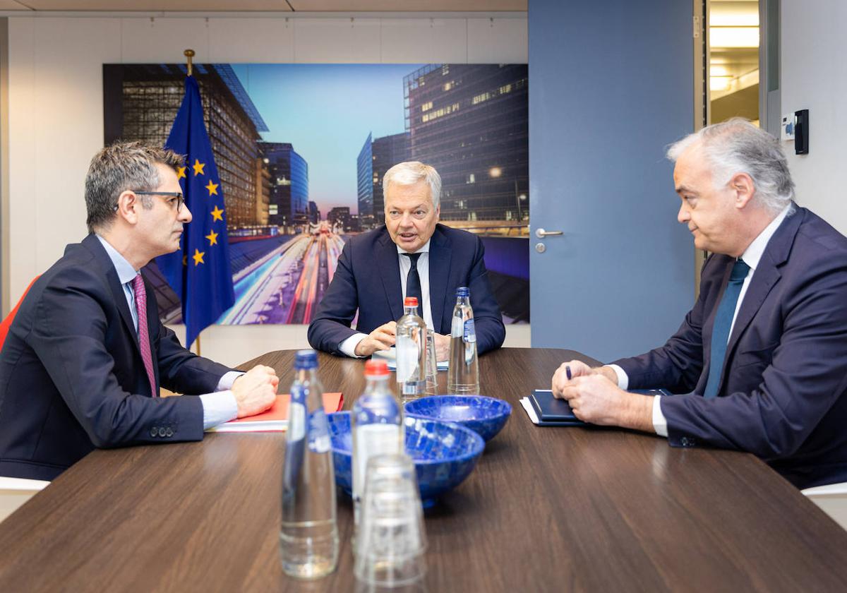 El ministro de Justicia, Félix Bolaños, durante el encuentro con el vicesecretario general del PP, González Pons, y el comisario de Justicia, Didier Reynders, en Bruselas