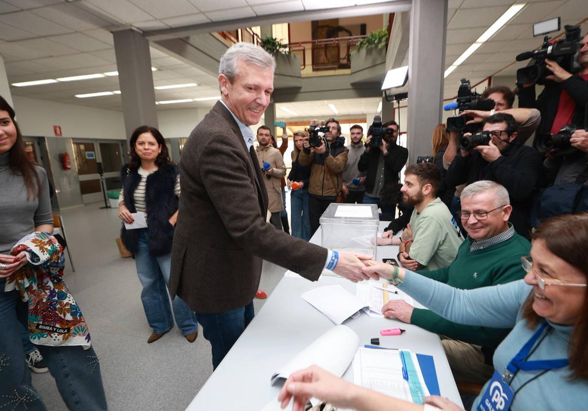 El candidato del PP, Alfonso Rueda, antes de votar este domingo.