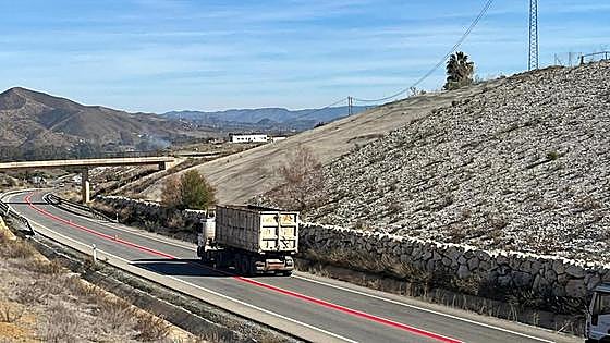 Esto es lo que significa la línea roja que la DGT ha puesto en las carreteras: lo que debes saber de esta marca vial
