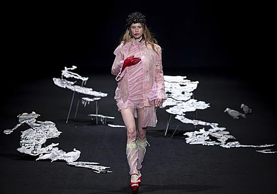 Una modelo luce una creación de Evade House.